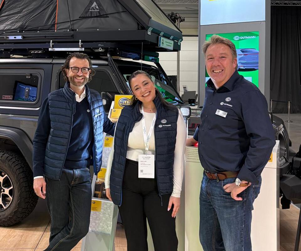 Studierende erfassen Leads digital beim Messejob Dortmund während einer großen Fachmesse.
